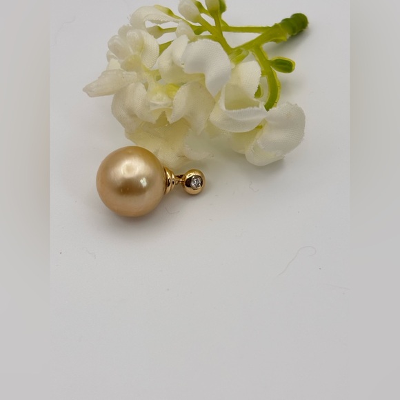 Elegant Gold South Sea Diamond Pearl Pendant 14k